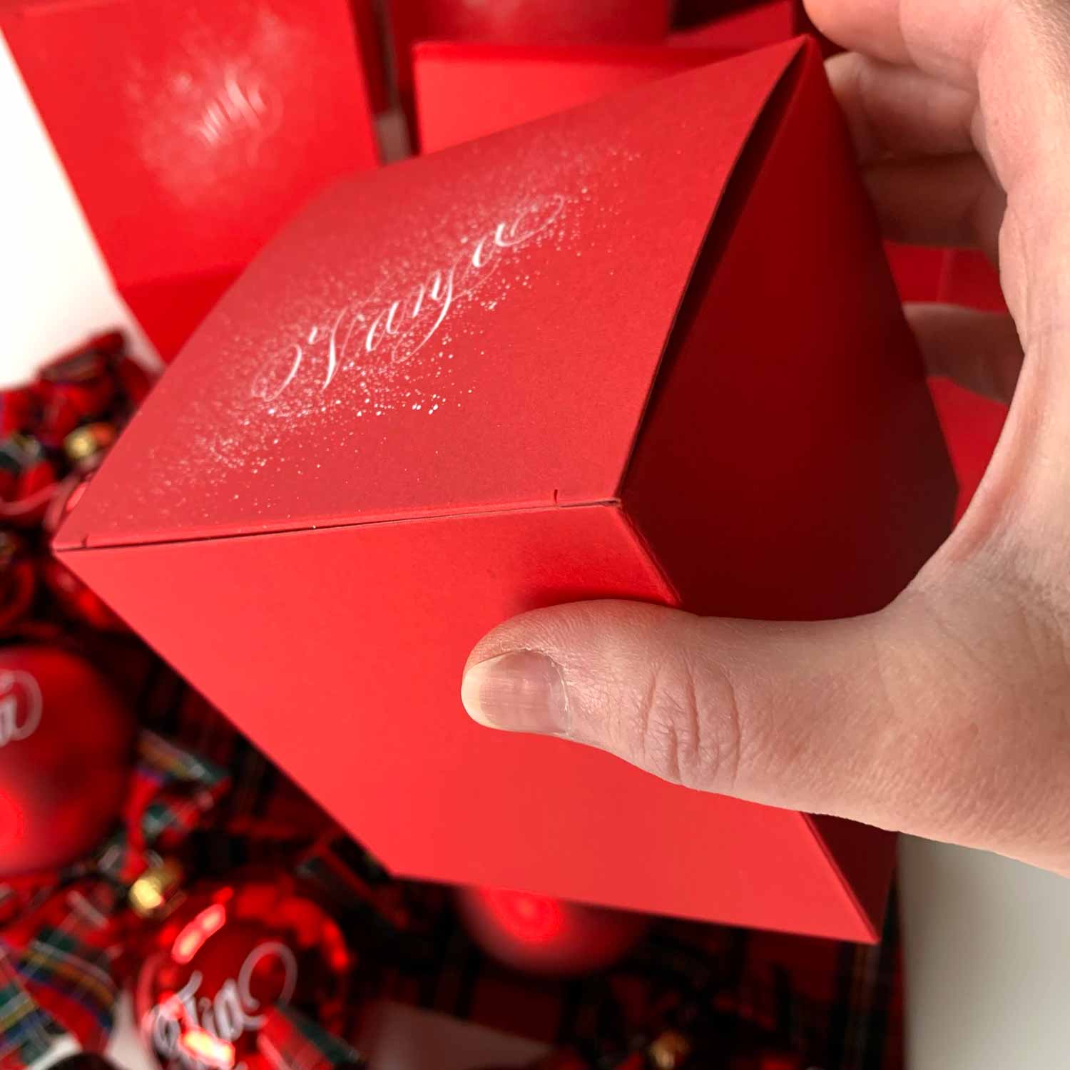 Božična kroglica za imenom v darilni škatlici z imenom - ročno, kaligrafsko napisano