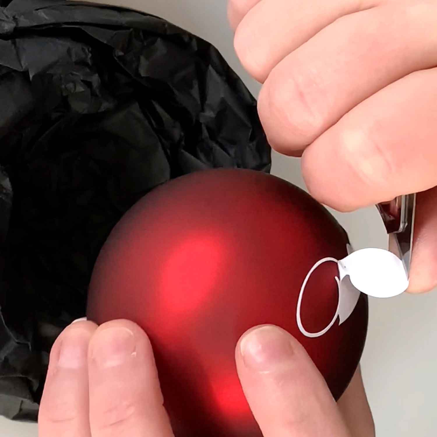 Personalizacija božične kroglice z imenoma