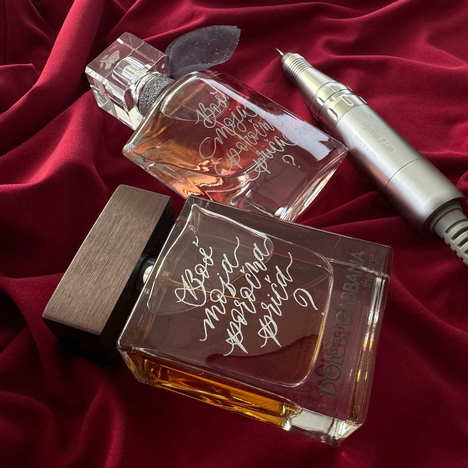 Graviranje s kaligrafijo na vaš najljubši parfum