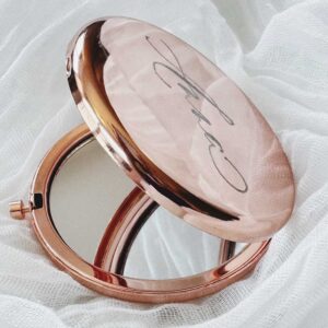 Kozmetično ogledalo - personalizirano s kaligrafskim graviranjem