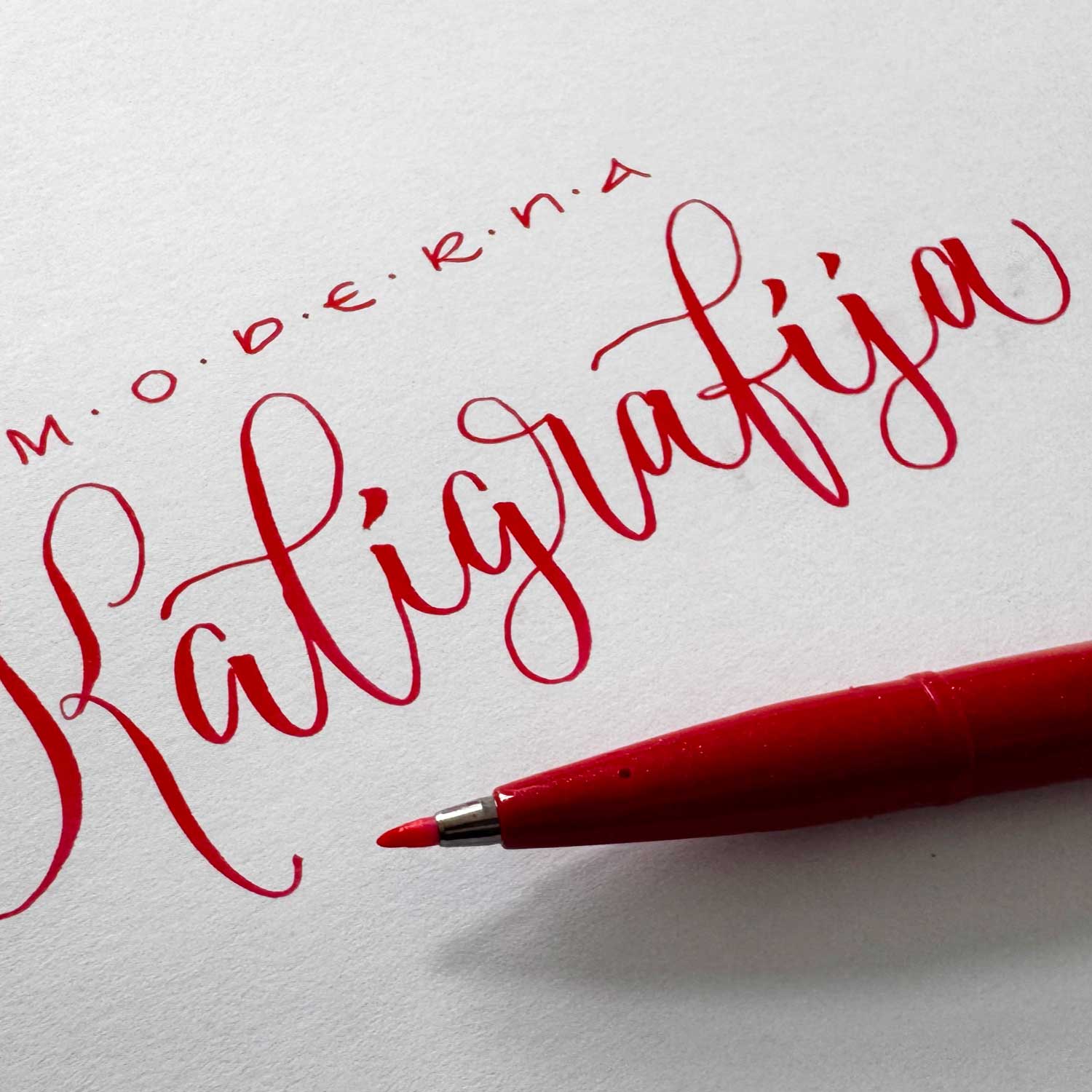 Moderna kaligrafija z markerjem